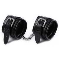 Черные наручники со стразами на пряжке
