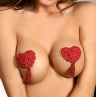 Красные пэстисы в форме сердец с розами и кисточками