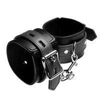 Черные кожаные наручники на цепочке с карабинами
